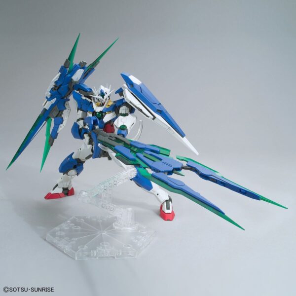 Gundam MG 00 Qan[T] Full Saber 1/100. Bandai - Imagen 4