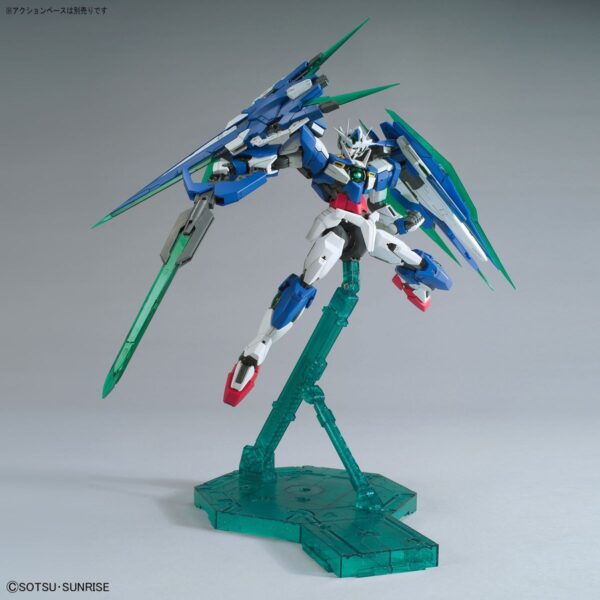 Gundam MG 00 Qan[T] Full Saber 1/100. Bandai - Imagen 3