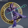 Detalle de la figura Dark Magician con efecto de hechizo.