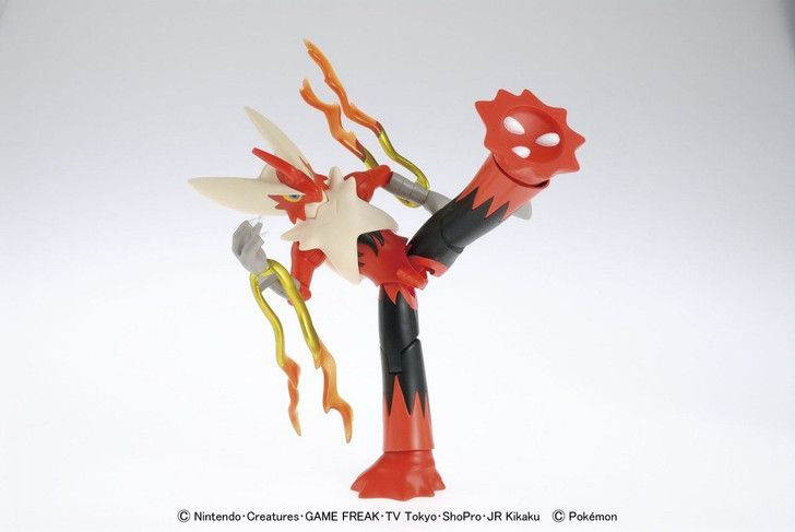 Bandai Mega Blaziken Select Series con base ajustable.